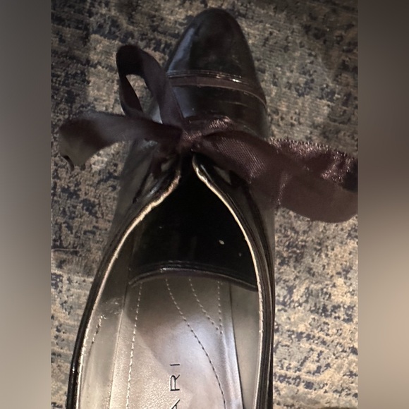 Tahari Shoes very classy size 7 black patent heels lace up - Picture 3 of 4